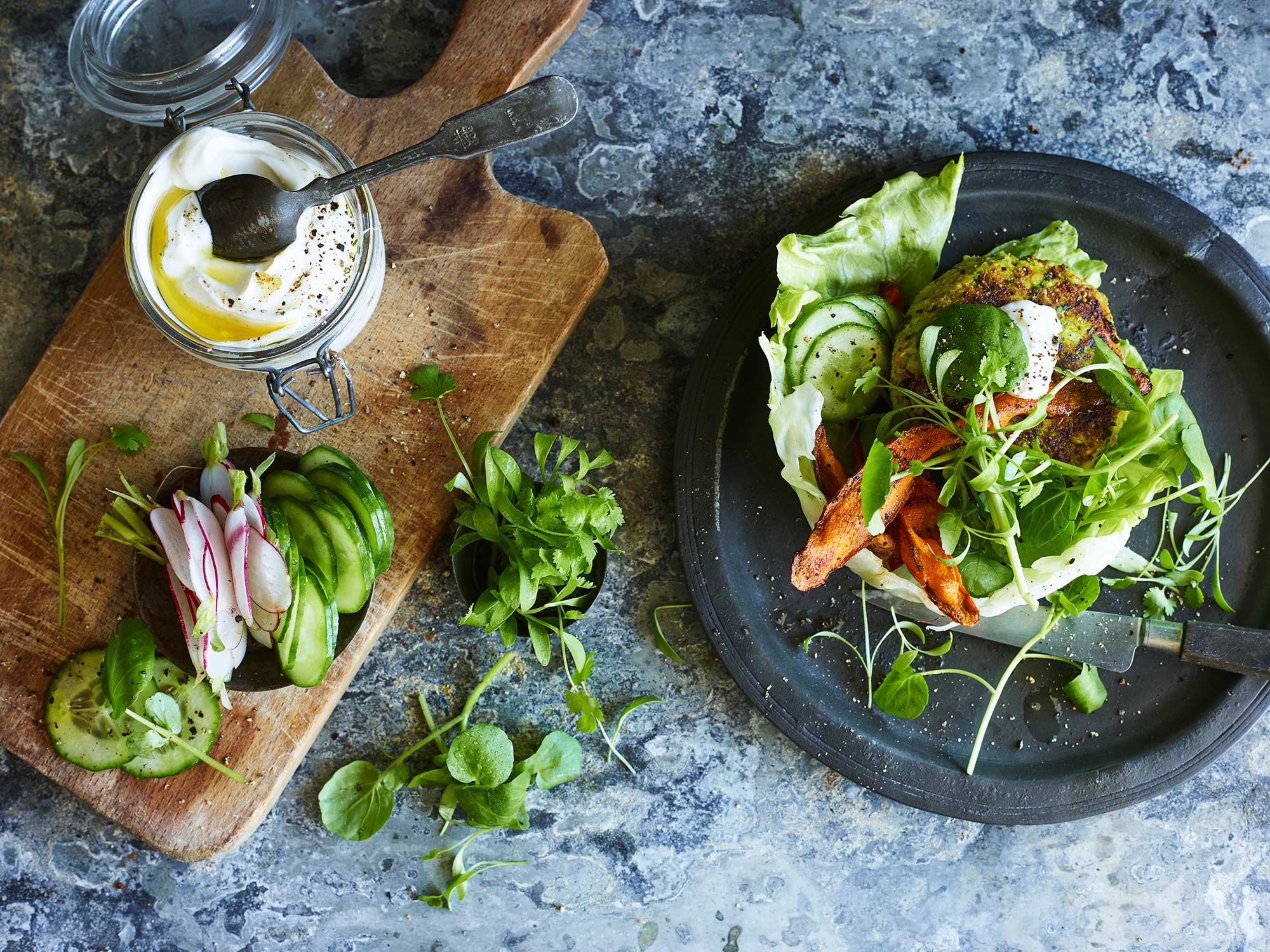 Cauliflower_Tumeric_Carrot_Chips_Burger_300817_226403